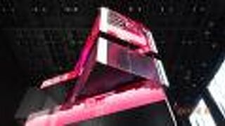 いきなり、ビルの大きな窓から室内に巨大なキューブ型ディスプレイが見えました。