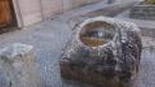 大きな礎石がゴロリ