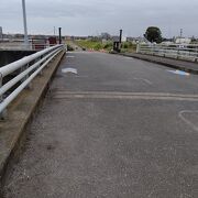 霞ヶ浦沿いを走る自転車専用道路