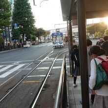 降車ホームから乗車ホームに電車が向かっています