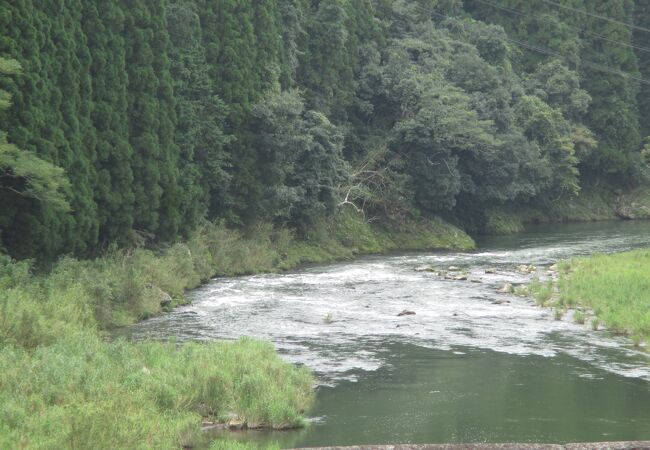 ダムで水量がコントロールされています。