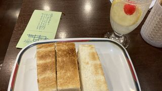 名物のエビフライサンド