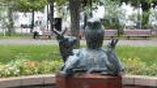 大通公園の西6丁目エリアの開拓紀念碑の近くにあります