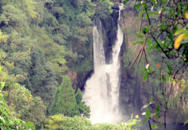 滝全体はキレイな滝と表現できます。