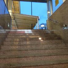 階段を上がると岡山駅前商店街のアーケードです