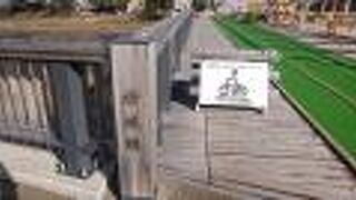 仮設の可動式ベンチが設置されていました