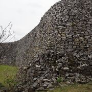 巨大石垣が残る城跡
