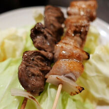 キャベツの上に載せられる焼き鳥