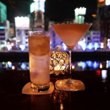 夜景とカクテル