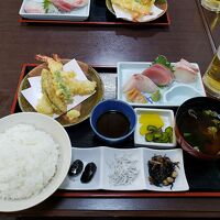 松定食。煮付けは後で届きます。