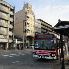 三条京阪駅C１乗り場から循環バス利用。