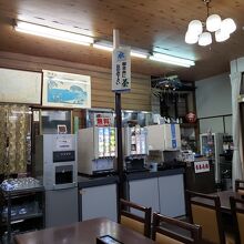 食堂の店内。ソフトドリンクのドリンクバーは無料サービス。