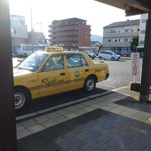 タクシー乗り場がある