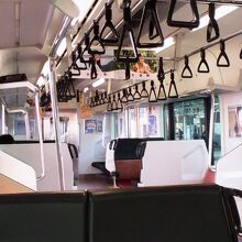 ボックス席と普通の座席が混在した今風の列車。