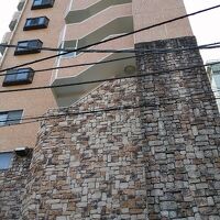 縦長の建物です。玄関入り口が何故か地下3階。