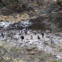 滝壺からさらに流れ下る名取川の川原には思ったより多くの人が。