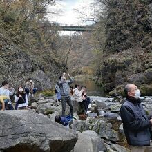 秋保大滝を見上げる人々。