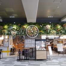 花いっぱいの外観。