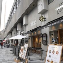 店が立ち並ぶ。