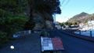 陸続きになっている下田港内の島