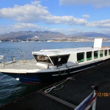 乗船した船の外観と広島側の景観。