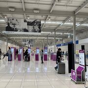 関西国際空港第二ターミナルにピーチ航空国内線で到着！第一ターミナルへは無料送迎バス7～9分です！