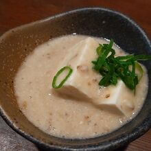 お通しの豆腐自然薯かけ