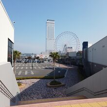 アウトレットから駅方面を見る！大観覧車、高層ビル