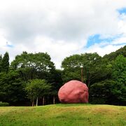 巨大うめぼしが鎮座する公園。