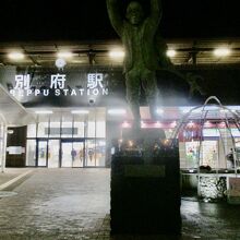 ちょっと暗くて見にくいですが、両手をあげています