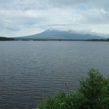 小沼の奥にそびえる駒ケ岳