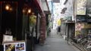 飲食店がひしめく神楽坂の裏通り