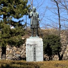 城門前で、若き日の家康公がお出迎え　