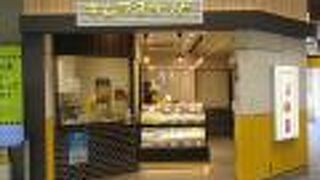 サンドイッチを作っています