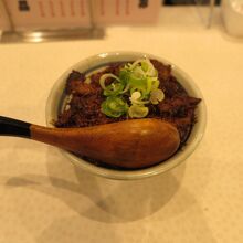 〆はどて煮丼(小)、400円