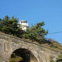 戸井線アーチ遺構の上にちらり。灯台が。