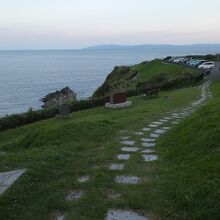 駐車場の奥です。向こう側が岬です。