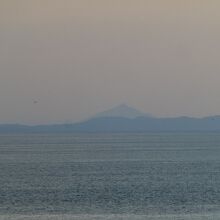かすかに下北半島の恐山も見えます。