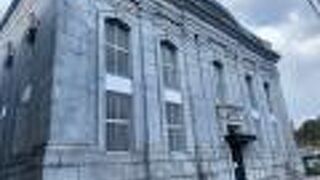 迫力ある外観の建物