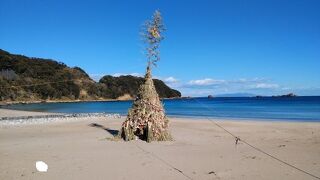 弧を描いた海岸の広い海水浴場