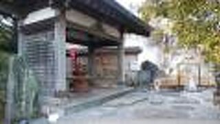 湯量豊富な熱めの源泉が注がれていた。