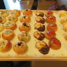 パン「いかがですか？」、もちろん丁寧にご辞退