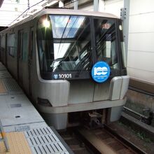 小さい車両の地下鉄です