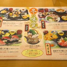 盛りだくさんの料理が並ぶセット、これもアメリカっぽい