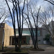 駅から近い　上野の森美術館