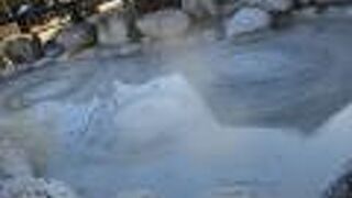 灰色の泥がボコボコ