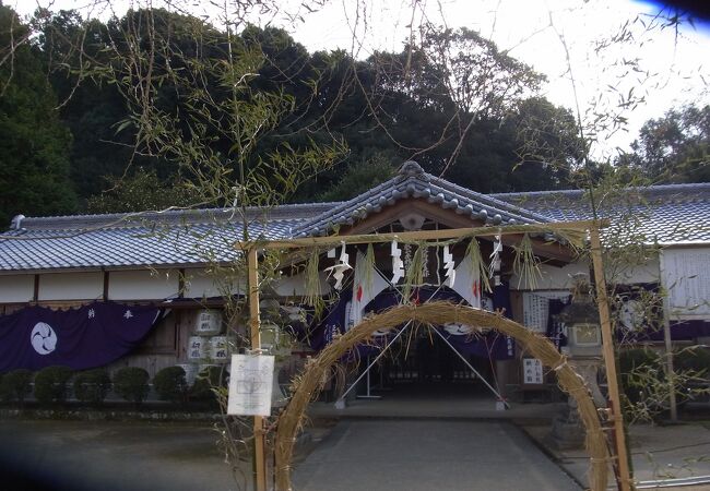 鎌を神木に奉納する神社、大銀杏でも有名