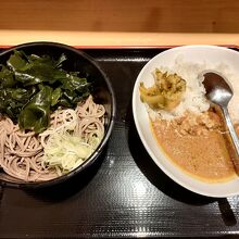 冷やしわかめ蕎麦とカレーのセット