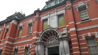 三条通りにある赤レンガづくりの立派な博物館