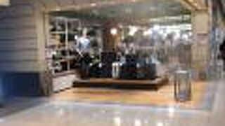 飛行機の模型やトラベルグッズがいっぱい